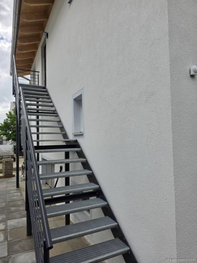 M&ouml;blierte 2-Zimmer-Wohnung mit Balkon in Kolbermoor