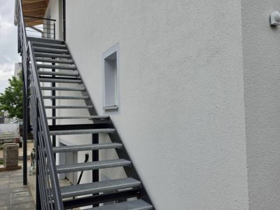 M&ouml;blierte 2-Zimmer-Wohnung mit Balkon in Kolbermoor