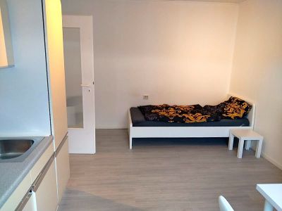 Charmante, kleine Wohnung mit Einbauk&uuml;che in idyllischem Ferienpark. Als Ferienwohnung oder Studentenwohnung geeignet.