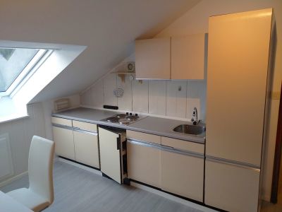 Charmante, kleine Wohnung mit Einbauk&uuml;che in idyllischem Ferienpark. Als Ferienwohnung oder Studentenwohnung geeignet.