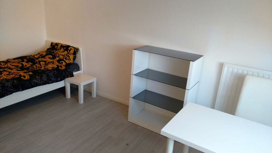 Charmante, kleine Wohnung mit Einbauk&uuml;che in idyllischem Ferienpark. Als Ferienwohnung oder Studentenwohnung geeignet.