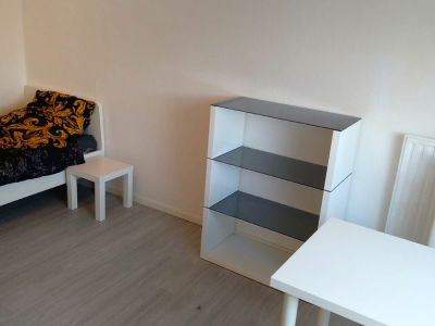 Charmante, kleine Wohnung mit Einbauk&uuml;che in idyllischem Ferienpark. Als Ferienwohnung oder Studentenwohnung geeignet.