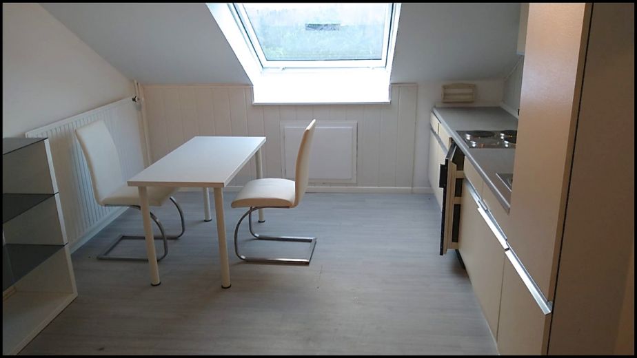 Charmante, kleine Wohnung mit Einbauk&uuml;che in idyllischem Ferienpark. Als Ferienwohnung oder Studentenwohnung geeignet.
