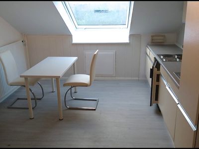 Charmante, kleine Wohnung mit Einbauk&uuml;che in idyllischem Ferienpark. Als Ferienwohnung oder Studentenwohnung geeignet.