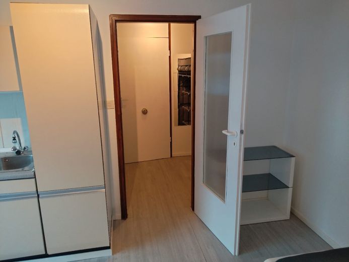 Charmante, kleine Wohnung mit Einbauk&uuml;che in idyllischem Ferienpark. Als Ferienwohnung oder Studentenwohnung geeignet.