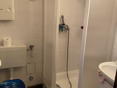 Charmante, kleine Wohnung mit Einbauk&uuml;che in idyllischem Ferienpark. Als Ferienwohnung oder Studentenwohnung geeignet.