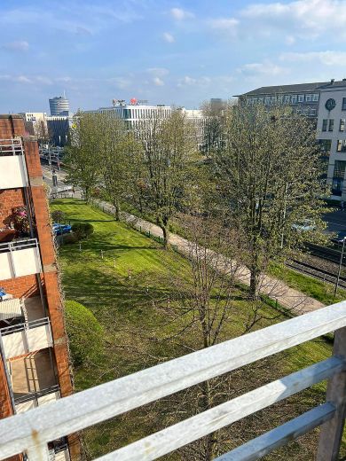 Helle 4,5 Zimmer-Penthaus-Wohnung mit Sonnenbalkon in Oberkassel/L&ouml;rick