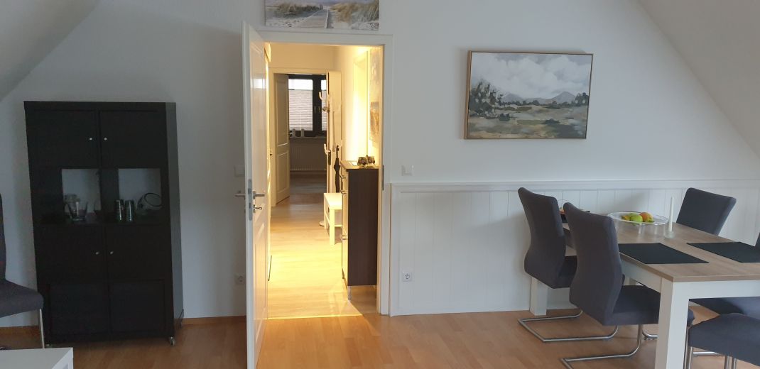 Renovierte und m&ouml;blierte 2 1/2 Dachgeschoss-Wohnung ideal f&uuml;r 2 Personen Haushalt oder 2 er WG