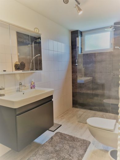 m&ouml;blierte Wohnung zu vermieten, 10 Min. Fu&szlig;weg zur Bahn, einkaufen im Ort.....