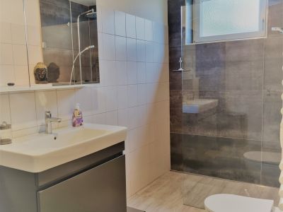 m&ouml;blierte Wohnung zu vermieten, 10 Min. Fu&szlig;weg zur Bahn, einkaufen im Ort.....