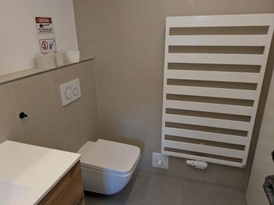 Ruhiges Hinterhaus mit eigenem Eingang und kostenlosem Parkplatz