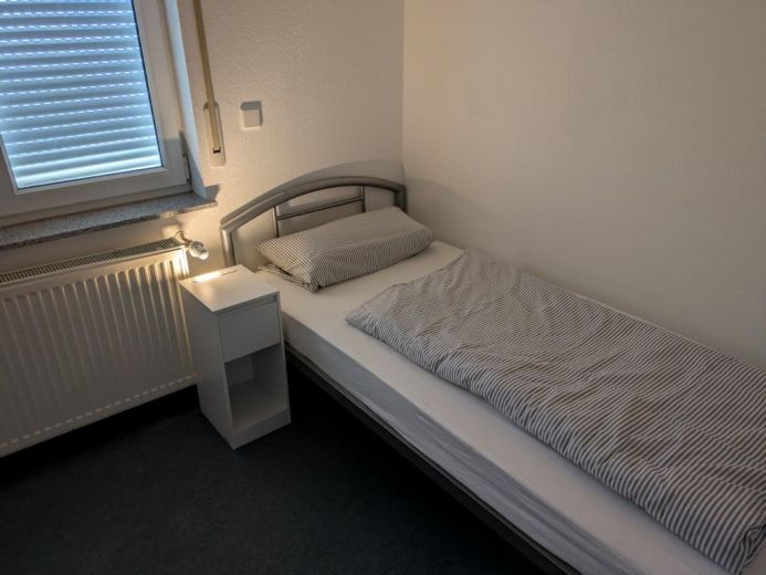 Ruhiges Hinterhaus mit eigenem Eingang und kostenlosem Parkplatz