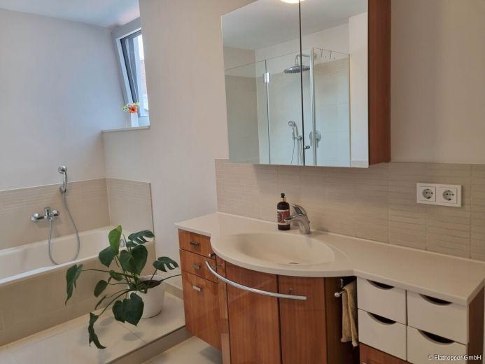 M&ouml;blierte 2-Zimmer-Wohnung mit Balkon in Rosenheim