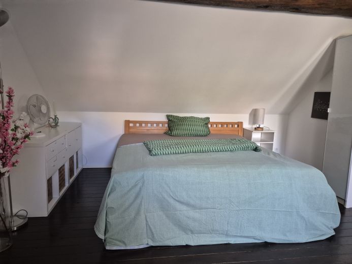 NEU in der Vermietung: Gro&szlig;es, charmantes G&auml;stezimmer mit eigenem Bad und Parkplatz!
