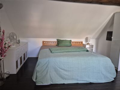 NEU in der Vermietung: Gro&szlig;es, charmantes G&auml;stezimmer mit eigenem Bad und Parkplatz!