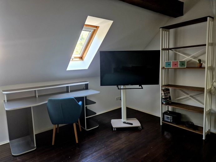 NEU in der Vermietung: Gro&szlig;es, charmantes G&auml;stezimmer mit eigenem Bad und Parkplatz!