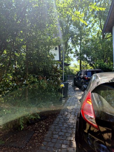 NEU in der Vermietung: Gro&szlig;es, charmantes G&auml;stezimmer mit eigenem Bad und Parkplatz!