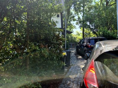 NEU in der Vermietung: Gro&szlig;es, charmantes G&auml;stezimmer mit eigenem Bad und Parkplatz!