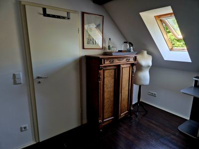 NEU in der Vermietung: Gro&szlig;es, charmantes G&auml;stezimmer mit eigenem Bad und Parkplatz!