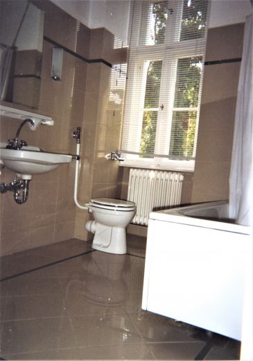 Gro&szlig;z&uuml;gige 4-Zimmer Villenetage / Etage de villa / Four-room upper floor