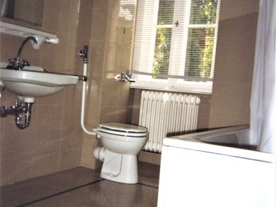 Gro&szlig;z&uuml;gige 4-Zimmer Villenetage / Etage de villa / Four-room upper floor