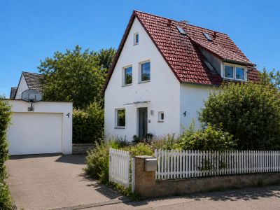 Au&szlig;enansicht mit Hof & Garage