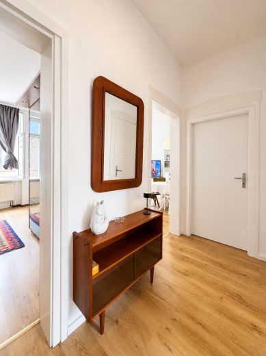 Voll m&ouml;blierte 3-Zimmer-Altbauwohnung auf Zeit in Frankfurt-Bockenheim | 83 m&sup2; | 2.090 &euro; Pauschalmiete inkl. Strom, Heizung, WLAN & Rundfunkbeitrag | ab 6 Monaten | B&uuml;rozimmer als 2. Schlafzimmer nutzbar | ideal f&uuml;r Pendler, Projektmitarbeiter & Paare