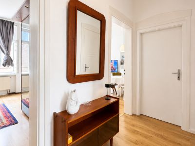 Voll m&ouml;blierte 3-Zimmer-Altbauwohnung auf Zeit in Frankfurt-Bockenheim | 83 m&sup2; | 2.090 &euro; Pauschalmiete inkl. Strom, Heizung, WLAN & Rundfunkbeitrag | ab 6 Monaten | B&uuml;rozimmer als 2. Schlafzimmer nutzbar | ideal f&uuml;r Pendler, Projektmitarbeiter & Paare