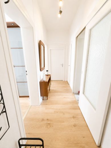 Voll m&ouml;blierte 3-Zimmer-Altbauwohnung auf Zeit in Frankfurt-Bockenheim | 83 m&sup2; | 2.090 &euro; Pauschalmiete inkl. Strom, Heizung, WLAN & Rundfunkbeitrag | ab 6 Monaten | B&uuml;rozimmer als 2. Schlafzimmer nutzbar | ideal f&uuml;r Pendler, Projektmitarbeiter & Paare