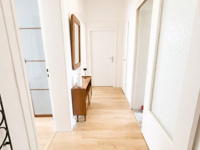 Voll m&ouml;blierte 3-Zimmer-Altbauwohnung auf Zeit in Frankfurt-Bockenheim | 83 m&sup2; | 2.090 &euro; Pauschalmiete inkl. Strom, Heizung, WLAN & Rundfunkbeitrag | ab 6 Monaten | B&uuml;rozimmer als 2. Schlafzimmer nutzbar | ideal f&uuml;r Pendler, Projektmitarbeiter & Paare