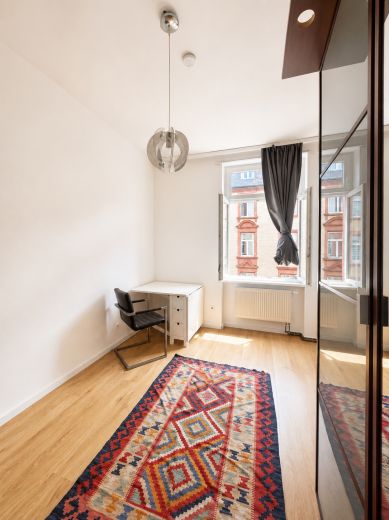 Voll m&ouml;blierte 3-Zimmer-Altbauwohnung auf Zeit in Frankfurt-Bockenheim | 83 m&sup2; | 2.090 &euro; Pauschalmiete inkl. Strom, Heizung, WLAN & Rundfunkbeitrag | ab 6 Monaten | B&uuml;rozimmer als 2. Schlafzimmer nutzbar | ideal f&uuml;r Pendler, Projektmitarbeiter & Paare