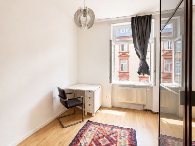 Voll m&ouml;blierte 3-Zimmer-Altbauwohnung auf Zeit in Frankfurt-Bockenheim | 83 m&sup2; | 2.090 &euro; Pauschalmiete inkl. Strom, Heizung, WLAN & Rundfunkbeitrag | ab 6 Monaten | B&uuml;rozimmer als 2. Schlafzimmer nutzbar | ideal f&uuml;r Pendler, Projektmitarbeiter & Paare