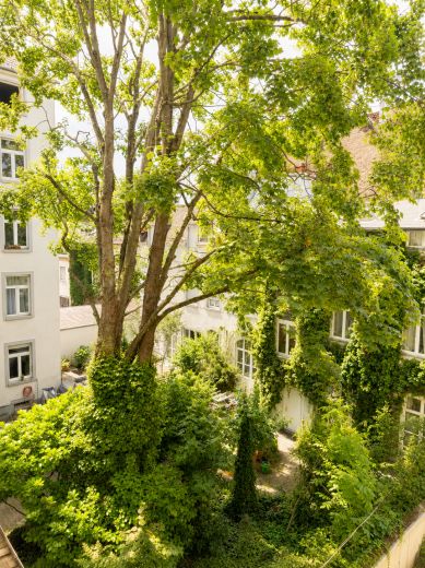 Voll m&ouml;blierte 3-Zimmer-Altbauwohnung auf Zeit in Frankfurt-Bockenheim | 83 m&sup2; | 2.090 &euro; Pauschalmiete inkl. Strom, Heizung, WLAN & Rundfunkbeitrag | ab 6 Monaten | B&uuml;rozimmer als 2. Schlafzimmer nutzbar | ideal f&uuml;r Pendler, Projektmitarbeiter & Paare