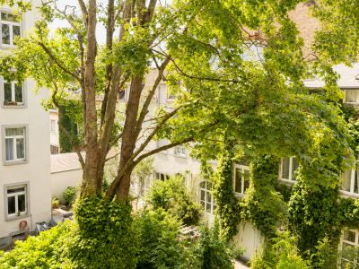 Voll m&ouml;blierte 3-Zimmer-Altbauwohnung auf Zeit in Frankfurt-Bockenheim | 83 m&sup2; | 2.090 &euro; Pauschalmiete inkl. Strom, Heizung, WLAN & Rundfunkbeitrag | ab 6 Monaten | B&uuml;rozimmer als 2. Schlafzimmer nutzbar | ideal f&uuml;r Pendler, Projektmitarbeiter & Paare