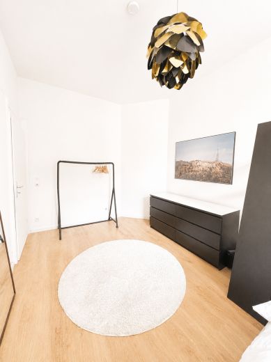 Voll m&ouml;blierte 3-Zimmer-Altbauwohnung auf Zeit in Frankfurt-Bockenheim | 83 m&sup2; | 2.090 &euro; Pauschalmiete inkl. Strom, Heizung, WLAN & Rundfunkbeitrag | ab 6 Monaten | B&uuml;rozimmer als 2. Schlafzimmer nutzbar | ideal f&uuml;r Pendler, Projektmitarbeiter & Paare