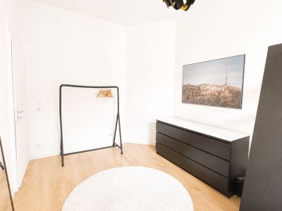 Voll m&ouml;blierte 3-Zimmer-Altbauwohnung auf Zeit in Frankfurt-Bockenheim | 83 m&sup2; | 2.090 &euro; Pauschalmiete inkl. Strom, Heizung, WLAN & Rundfunkbeitrag | ab 6 Monaten | B&uuml;rozimmer als 2. Schlafzimmer nutzbar | ideal f&uuml;r Pendler, Projektmitarbeiter & Paare
