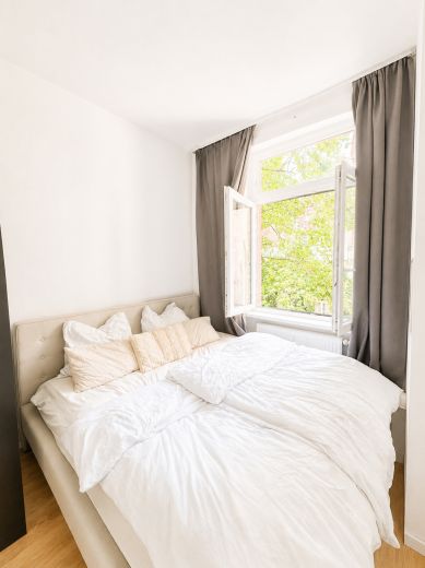 Voll m&ouml;blierte 3-Zimmer-Altbauwohnung auf Zeit in Frankfurt-Bockenheim | 83 m&sup2; | 2.090 &euro; Pauschalmiete inkl. Strom, Heizung, WLAN & Rundfunkbeitrag | ab 6 Monaten | B&uuml;rozimmer als 2. Schlafzimmer nutzbar | ideal f&uuml;r Pendler, Projektmitarbeiter & Paare