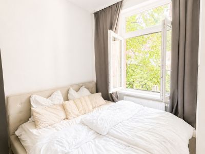 Voll m&ouml;blierte 3-Zimmer-Altbauwohnung auf Zeit in Frankfurt-Bockenheim | 83 m&sup2; | 2.090 &euro; Pauschalmiete inkl. Strom, Heizung, WLAN & Rundfunkbeitrag | ab 6 Monaten | B&uuml;rozimmer als 2. Schlafzimmer nutzbar | ideal f&uuml;r Pendler, Projektmitarbeiter & Paare