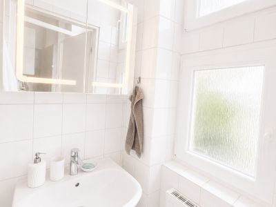 Voll m&ouml;blierte 3-Zimmer-Altbauwohnung auf Zeit in Frankfurt-Bockenheim | 83 m&sup2; | 2.090 &euro; Pauschalmiete inkl. Strom, Heizung, WLAN & Rundfunkbeitrag | ab 6 Monaten | B&uuml;rozimmer als 2. Schlafzimmer nutzbar | ideal f&uuml;r Pendler, Projektmitarbeiter & Paare