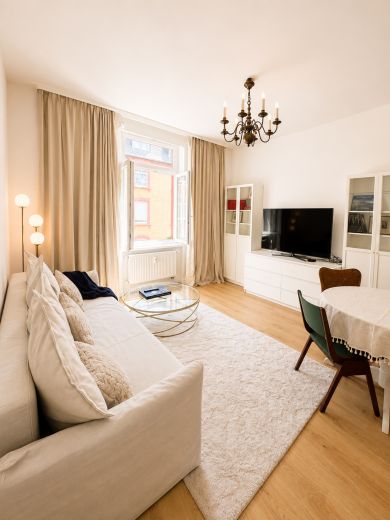 Voll m&ouml;blierte 3-Zimmer-Altbauwohnung auf Zeit in Frankfurt-Bockenheim | 83 m&sup2; | 2.090 &euro; Pauschalmiete inkl. Strom, Heizung, WLAN & Rundfunkbeitrag | ab 6 Monaten | B&uuml;rozimmer als 2. Schlafzimmer nutzbar | ideal f&uuml;r Pendler, Projektmitarbeiter & Paare