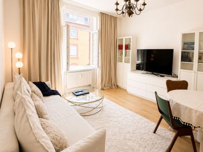 Voll m&ouml;blierte 3-Zimmer-Altbauwohnung auf Zeit in Frankfurt-Bockenheim | 83 m&sup2; | 2.090 &euro; Pauschalmiete inkl. Strom, Heizung, WLAN & Rundfunkbeitrag | ab 6 Monaten | B&uuml;rozimmer als 2. Schlafzimmer nutzbar | ideal f&uuml;r Pendler, Projektmitarbeiter & Paare