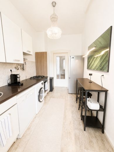 Voll m&ouml;blierte 3-Zimmer-Altbauwohnung auf Zeit in Frankfurt-Bockenheim | 83 m&sup2; | 2.090 &euro; Pauschalmiete inkl. Strom, Heizung, WLAN & Rundfunkbeitrag | ab 6 Monaten | B&uuml;rozimmer als 2. Schlafzimmer nutzbar | ideal f&uuml;r Pendler, Projektmitarbeiter & Paare