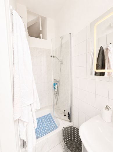 Voll m&ouml;blierte 3-Zimmer-Altbauwohnung auf Zeit in Frankfurt-Bockenheim | 83 m&sup2; | 2.090 &euro; Pauschalmiete inkl. Strom, Heizung, WLAN & Rundfunkbeitrag | ab 6 Monaten | B&uuml;rozimmer als 2. Schlafzimmer nutzbar | ideal f&uuml;r Pendler, Projektmitarbeiter & Paare