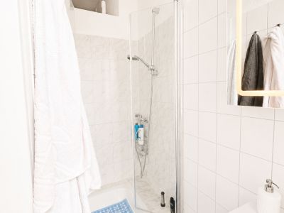 Voll m&ouml;blierte 3-Zimmer-Altbauwohnung auf Zeit in Frankfurt-Bockenheim | 83 m&sup2; | 2.090 &euro; Pauschalmiete inkl. Strom, Heizung, WLAN & Rundfunkbeitrag | ab 6 Monaten | B&uuml;rozimmer als 2. Schlafzimmer nutzbar | ideal f&uuml;r Pendler, Projektmitarbeiter & Paare
