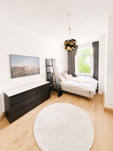 Voll m&ouml;blierte 3-Zimmer-Altbauwohnung auf Zeit in Frankfurt-Bockenheim | 83 m&sup2; | 2.090 &euro; Pauschalmiete inkl. Strom, Heizung, WLAN & Rundfunkbeitrag | ab 6 Monaten | B&uuml;rozimmer als 2. Schlafzimmer nutzbar | ideal f&uuml;r Pendler, Projektmitarbeiter & Paare