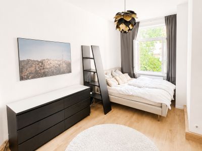 Voll m&ouml;blierte 3-Zimmer-Altbauwohnung auf Zeit in Frankfurt-Bockenheim | 83 m&sup2; | 2.090 &euro; Pauschalmiete inkl. Strom, Heizung, WLAN & Rundfunkbeitrag | ab 6 Monaten | B&uuml;rozimmer als 2. Schlafzimmer nutzbar | ideal f&uuml;r Pendler, Projektmitarbeiter & Paare