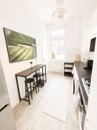 Voll m&ouml;blierte 3-Zimmer-Altbauwohnung auf Zeit in Frankfurt-Bockenheim | 83 m&sup2; | 2.090 &euro; Pauschalmiete inkl. Strom, Heizung, WLAN & Rundfunkbeitrag | ab 6 Monaten | B&uuml;rozimmer als 2. Schlafzimmer nutzbar | ideal f&uuml;r Pendler, Projektmitarbeiter & Paare