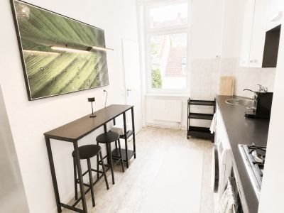 Voll m&ouml;blierte 3-Zimmer-Altbauwohnung auf Zeit in Frankfurt-Bockenheim | 83 m&sup2; | 2.090 &euro; Pauschalmiete inkl. Strom, Heizung, WLAN & Rundfunkbeitrag | ab 6 Monaten | B&uuml;rozimmer als 2. Schlafzimmer nutzbar | ideal f&uuml;r Pendler, Projektmitarbeiter & Paare