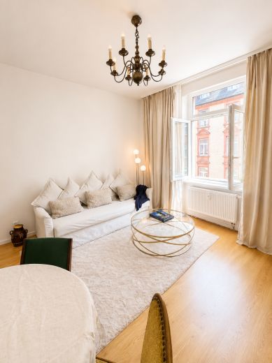 Voll m&ouml;blierte 3-Zimmer-Altbauwohnung auf Zeit in Frankfurt-Bockenheim | 83 m&sup2; | 2.090 &euro; Pauschalmiete inkl. Strom, Heizung, WLAN & Rundfunkbeitrag | ab 6 Monaten | B&uuml;rozimmer als 2. Schlafzimmer nutzbar | ideal f&uuml;r Pendler, Projektmitarbeiter & Paare
