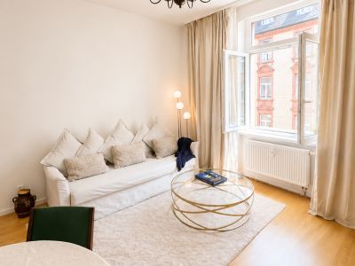 Voll m&ouml;blierte 3-Zimmer-Altbauwohnung auf Zeit in Frankfurt-Bockenheim | 83 m&sup2; | 2.090 &euro; Pauschalmiete inkl. Strom, Heizung, WLAN & Rundfunkbeitrag | ab 6 Monaten | B&uuml;rozimmer als 2. Schlafzimmer nutzbar | ideal f&uuml;r Pendler, Projektmitarbeiter & Paare
